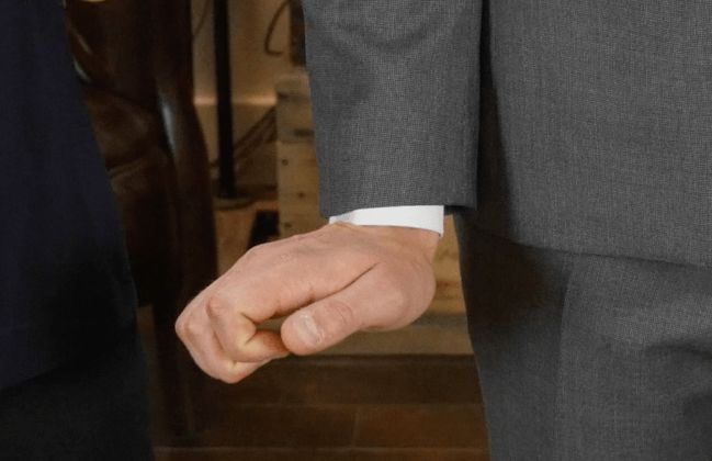 Как должно сидеть пальто в плечах