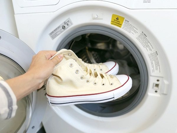 кроссовки кладут стирать в стиральную машинку